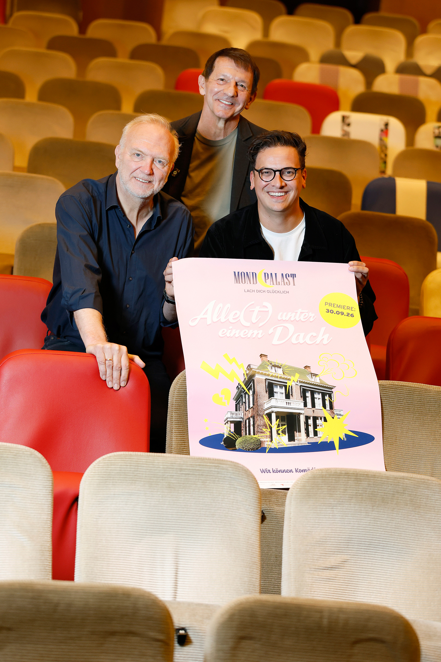 Sigi Domke, Martin Zaik und Marvin Boettcher mit dem Plakat zur Komödie
